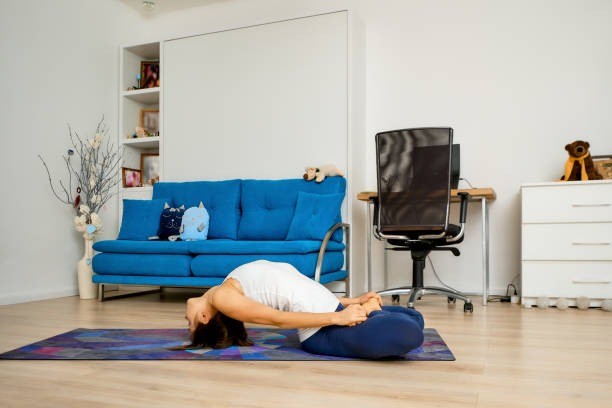 yoga untuk nyeri haid, gerakan yoga haid, pose yoga menstruasi, redakan kram haid, tips yoga ibu muda, olahraga aman saat menstruasi, yoga wanita aktif